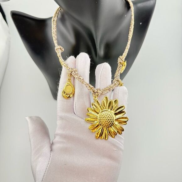 Boho Rope Chain Daisy Charm Necklace – Artistic, Light, and Beautifully Unique - Picture 10 of 15